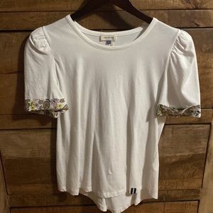 COURT & ROWE WHITE TOP WITH PUFF SLEEVES AND PAISLEY TRIM. Size M.